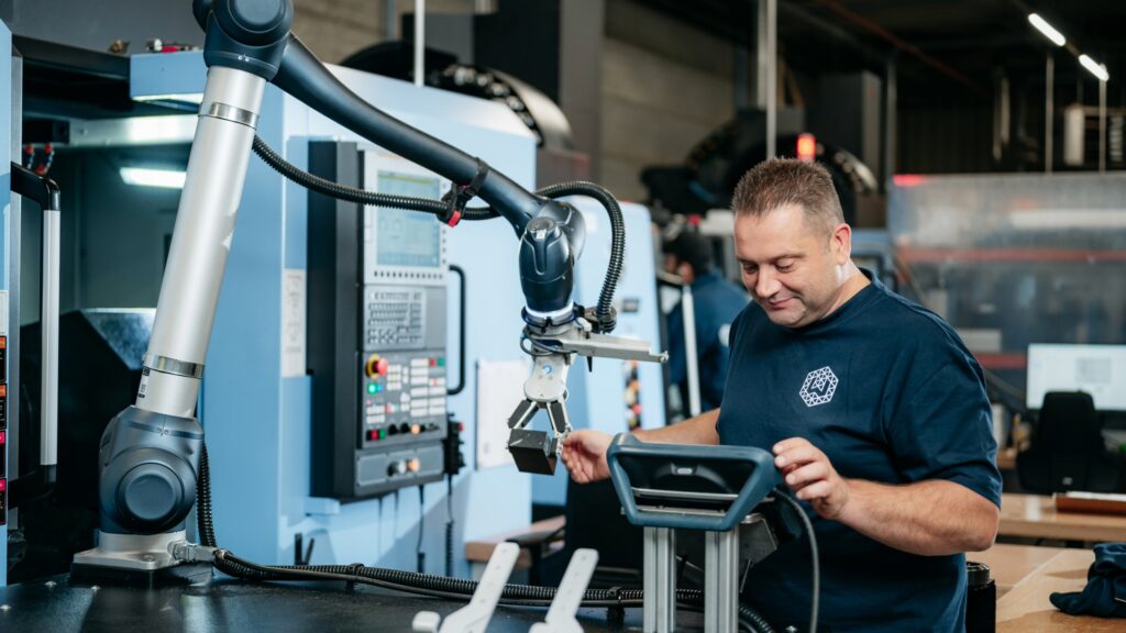 Instellen van robotarm om machine te gebruiken